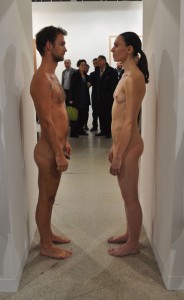 Marina Abramovic, Performance con pareja desnuda permaneciendo quieta y flanqueando una entrada, Art Basel 2012.